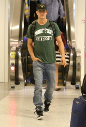 Josh Duhamel - Josh Duhamel - Arriving at LAX Airport in LA - April 23, 2015 - 24xHQ Rzt11EMq