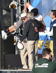 Zac Efron & Robert De Niro - On the set of Dirty Grandpa in Tybee Island,Giorgia 2015.04.30 - 140xHQ S1v8phSD