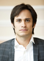 Gael Garcia Bernal - "Letters to Juliet" press conference portraits by Armando Gallo (Verona, May 2, 2010) - 14xHQ S3FqoMaF