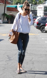 Alessandra Ambrosio - Out and about in Brentwood, 27 января 2015 (33xHQ) SDvddnbb
