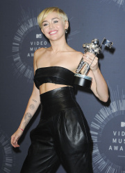 Miley Cyrus - 2014 MTV Video Music Awards in Los Angeles, August 24, 2014 - 350xHQ SiGDsCxH