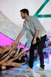 Mel Gibson - Liam Hemsworth - Teen Choice Awards 2013 at Gibson Amphitheatre (Universal City, August 11, 2013) - 22xHQ Sui9wD4g