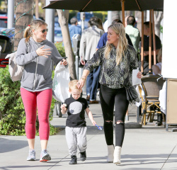 Hilary Duff - Out and about in Beverly Hills, 7 января 2015 (17xHQ) THypKG5Z