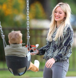 Hilary Duff - at Coldwater Canyon Park in Beverly Hills, 23 января 2015 (30xHQ) TM0mbEx3