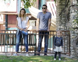 Jessica Alba - Jessica and her family spent a day in Coldwater Park in Los Angeles (2015.02.08.) (196xHQ) TMuiv1dV