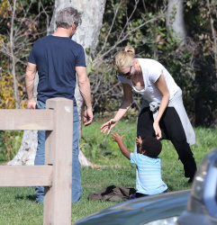 Sean Penn and Charlize Theron - enjoy a day the park in Studio City, California with Charlize's son Jackson on February 8, 2015 (28xHQ) Tbty2X1i