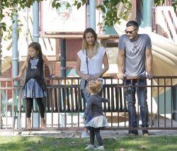 Jessica Alba - Jessica and her family spent a day in Coldwater Park in Los Angeles (2015.02.08.) (196xHQ) UcDTuTcD