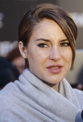Shailene Woodley, Theo James - на премьере фильма 'Divergent' at Callao Cinema, Мадрид, 3 апреля 2014 (302xHQ) UfZQMuaC