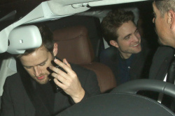 Robert Pattinson - leaving with friends at the Chateau Marmont Friday night in West Hollywood. - February 20, 2015 - 6xHQ VAVMn3F1