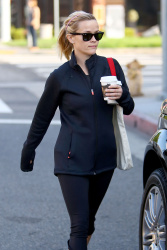 Reese Witherspoon - Out and about in Brentwood - February 5, 2015 (33xHQ) VCNMYFCi