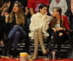 Cara Delavingne, Kendall Jenner and Khloe Kardashian - At the Basketball game, 7 января 2015 (23xHQ) VfQrfJtl