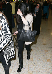 Holly Marie Combs - Shannen Doherty и Holly Marie Combs - arriving in Sydney, 26 марта 2014 (50xHQ) W6gOpUSK