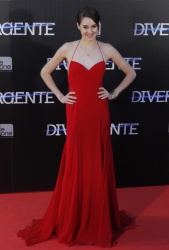Theo James - Shailene Woodley, Theo James - на премьере фильма 'Divergent' at Callao Cinema, Мадрид, 3 апреля 2014 (302xHQ) Xb9rnxUx