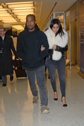 Kanye West - Kim Kardashian и Kanye West - Arriving at JFK airport in New York, 7 января 2015 (63xHQ) Xi4w2i6O