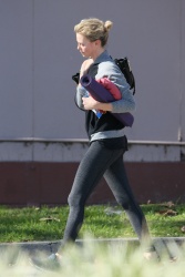 Charlize Theron - spotted leaving yoga class - January 23, 2015 - 23xHQ XlVxZmEK