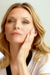 Michelle Pfeiffer - Michelle Pfeiffer - Hairspray press conference portraits by Vera Anderson (Los Angeles, June 15, 2007) - 10xHQ XtY2YmFa