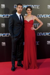 Shailene Woodley, Theo James - на премьере фильма 'Divergent' at Callao Cinema, Мадрид, 3 апреля 2014 (302xHQ) Z3pfDF7Q