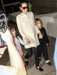 Angelina Jolie - LAX Airport - February 11, 2015 (185xHQ) Zi0R0GsI