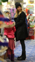 Jessica Alba - Shopping with her daughters in Los Angeles, 10 января 2015 (89xHQ) ZmuoS0el