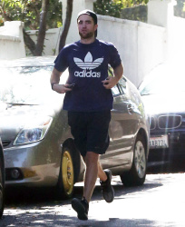 Robert Pattinson - Robert Pattinson - is spotted leaving a friend's house in Los Angeles, California on March 20, 2015 - 15xHQ AJalORr9