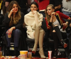 Cara Delavingne, Kendall Jenner and Khloe Kardashian - At the Basketball game, 7 января 2015 (23xHQ) AvYeEwpf