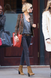 Sienna Miller - is seen leaving her hotel and heading to a business meeting in New York City, 12 января 2015 (21xHQ) AwoX8jXV