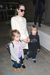 Angelina Jolie - LAX Airport - February 11, 2015 (185xHQ) BqDlPFqg