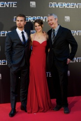 Theo James - Shailene Woodley, Theo James - на премьере фильма 'Divergent' at Callao Cinema, Мадрид, 3 апреля 2014 (302xHQ) ByxzwNk2