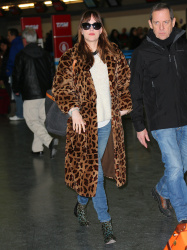 Dakota Johnson - Arriving at JFK Airport in New York City - February 5, 2015 - 13xHQ C0dzWTKV