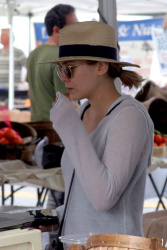 Elizabeth Olsen - At Farmers' Market in Studio City, 18 января 2015 (17xHQ) C1g3urPx
