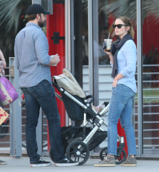 Emily Blunt - and husband John Krasinski take their daughter Hazel out for lunch and a stroll in Los Angeles, California with her baby girl Hazel on January 24, 2015 - 22xHQ D0eaTVcX