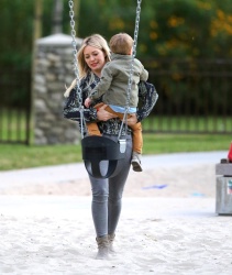 Hilary Duff - at Coldwater Canyon Park in Beverly Hills, 23 января 2015 (30xHQ) Dc0esUeL