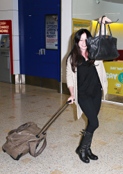 Holly Marie Combs - Shannen Doherty и Holly Marie Combs - arriving in Sydney, 26 марта 2014 (50xHQ) EMqLGmkl