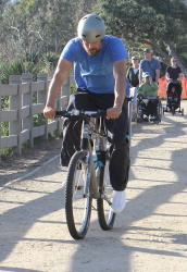 Josh Duhamel - took his son Axl for a bike ride in Santa Monica - March 7, 2015 - 32xHQ FDkstOY9