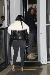 Kim Kardashian & Kanye West - At LAX Airport in Los Angeles, 7 января 2015 (68xHQ) G0hixqdh