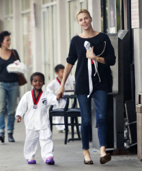 Charlize Theron - spotted taking her son Jackson to his karate class in Los Angeles, California on February 23, 2015 (15xHQ) GASBI9PC