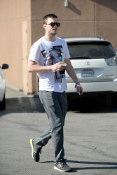 Nicholas Hoult - stopped for a quick coffee break in LA - March 17, 2015 - 9xHQ IEwlr5R9