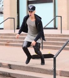 Justin Bieber - Justin Bieber - Skating in New York City (2014.12.28) - 41xHQ IWp9SXd3