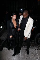 Kim Kardashian and Kanye West - In New York, 8 января 2015 (42xHQ) Iu2EFetb