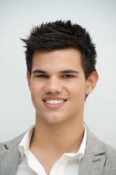 Taylor Lautner - Taylor Lautner - The Twilight Saga New Moon press conference portraits by Vera Anderson (Los Angeles, November 6, 2009) - 11xHQ JJ5a0RHG