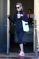 Reese Witherspoon - Out and about in Brentwood - February 5, 2015 (33xHQ) JvdOXrak
