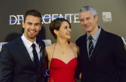 Theo James - Shailene Woodley, Theo James - на премьере фильма 'Divergent' at Callao Cinema, Мадрид, 3 апреля 2014 (302xHQ) K5MKGRII
