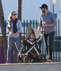 Emily Blunt - and husband John Krasinski take their daughter Hazel out for lunch and a stroll in Los Angeles, California with her baby girl Hazel on January 24, 2015 - 22xHQ KLZYZREP