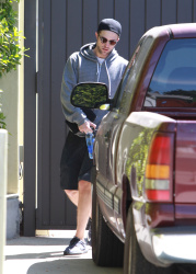 Robert Pattinson - Robert Pattinson - was spotted heading out after another session with his personal trainer - April 6, 2015 - 14xHQ KXb4Ie69