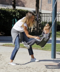Jessica Alba - Jessica and her family spent a day in Coldwater Park in Los Angeles (2015.02.08.) (196xHQ) KdaemVny