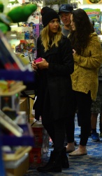 Jessica Alba - Shopping with her daughters in Los Angeles, 10 января 2015 (89xHQ) Kn8sV19e