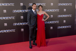 Shailene Woodley, Theo James - на премьере фильма 'Divergent' at Callao Cinema, Мадрид, 3 апреля 2014 (302xHQ) KvREFfZ4