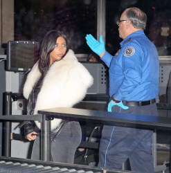 Kanye West - Kim Kardashian & Kanye West - At LAX Airport in Los Angeles, 7 января 2015 (68xHQ) LSKjq2U1