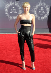 Miley Cyrus - 2014 MTV Video Music Awards in Los Angeles, August 24, 2014 - 350xHQ LYFSS0Do