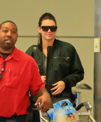 Kendall Jenner - Arriving at LAX airport, 2 января 2015 (55xHQ) LhGokSNn